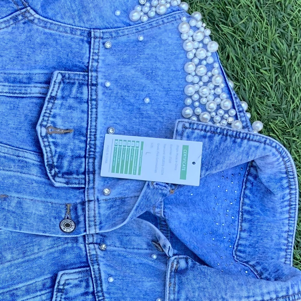 Trendy light jean jacket with pearls